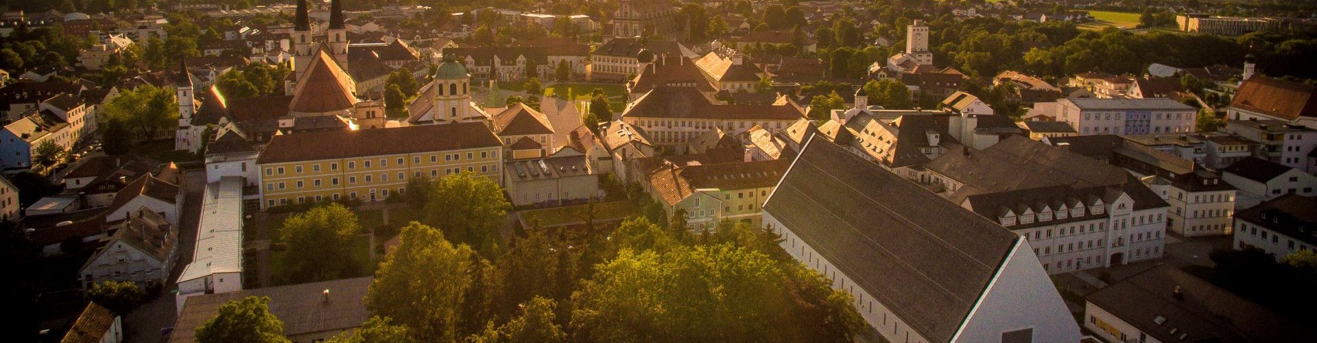 Luftaufnahme von Altötting bei Sonnenuntergang.