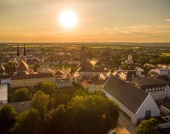 Luftaufnahme von Altötting bei Sonnenuntergang.