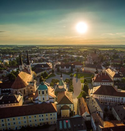 Luftaufnahme von Altötting bei Sonnenuntergang.