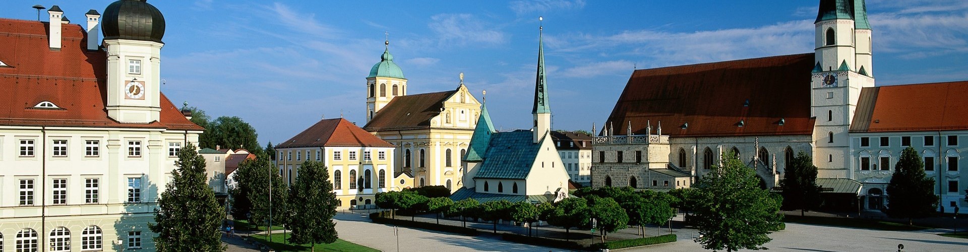 Der Kapellplatz Altötting mit Rathaus, Gnadenkapelle und Stiftspfarrkirche.