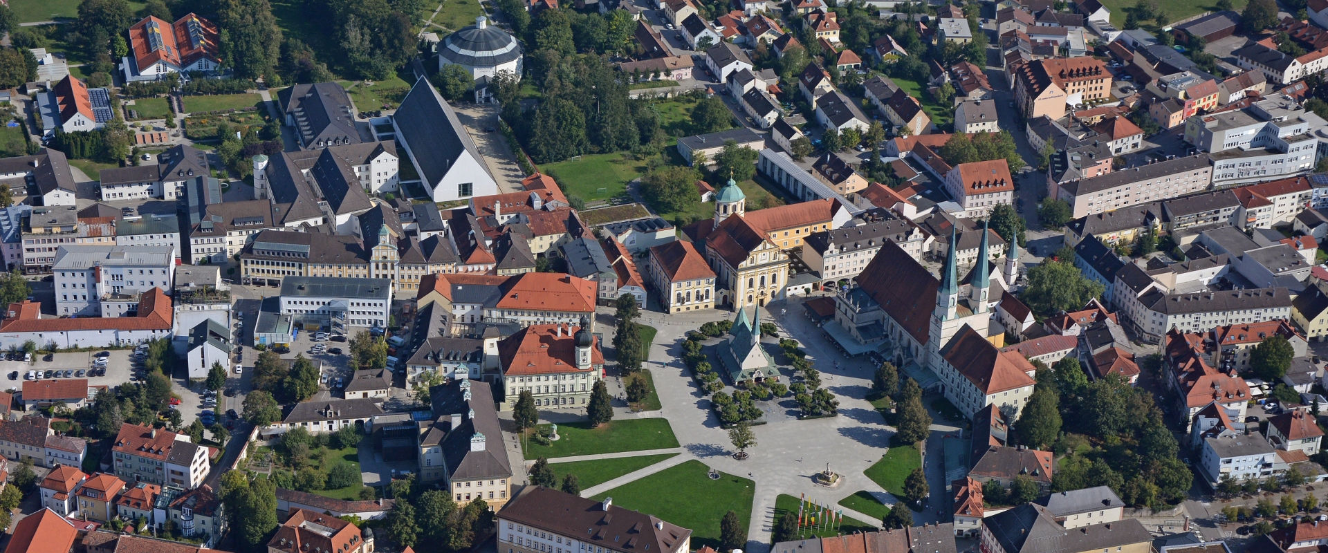 Hier sehen Sie eine Luftbildaufnahme der Stadt Altötting.