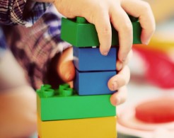 Stadt Altötting, Kinderhand mit Lego, Foto: Pixabay
