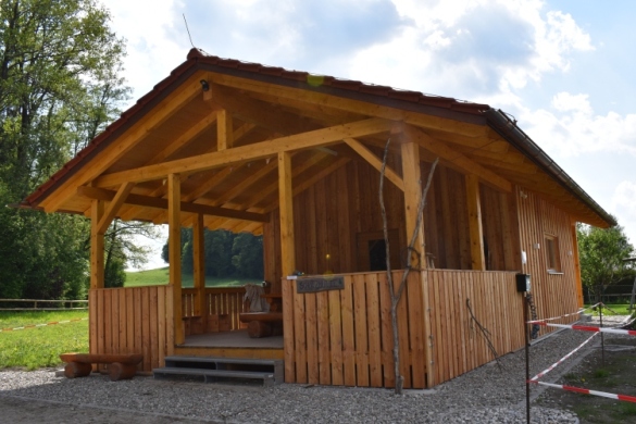 naturkindergarten-osterwies-altoetting-schutzhuette-585x390