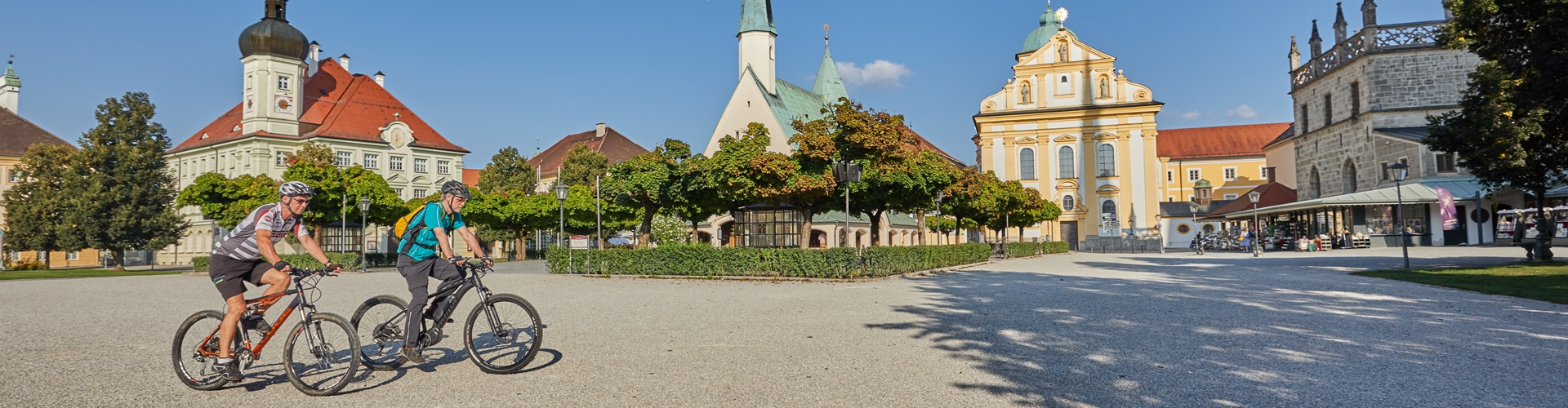 Stadt Altötting, Aktion STADTRADELN, Radfahrer am Kapellplatz, Foto: Dirschl