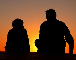 Ein Vater und sein Sohn im vertrauten Gespräch zum Thema Beratung und Selbsthilfe in Altötting. 