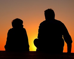 Ein Vater und sein Sohn im vertrauten Gespräch zum Thema Beratung und Selbsthilfe in Altötting. 