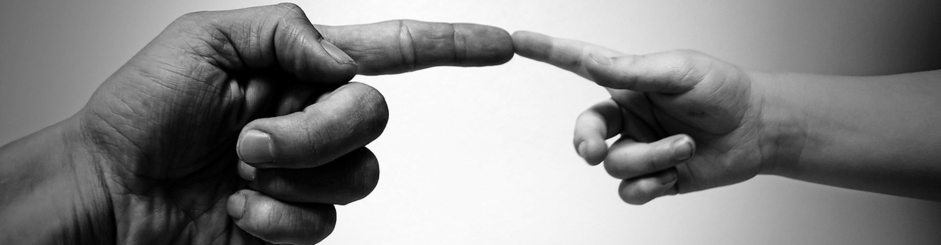 Zwei Hände treffen sich an den Fingerspitzen und stellen das Thema Soziale Einrichtungen in Altötting dar. 