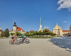Stadt Altötting, Fahradfahrer am Kapellplatz, Foto: Dirschl
