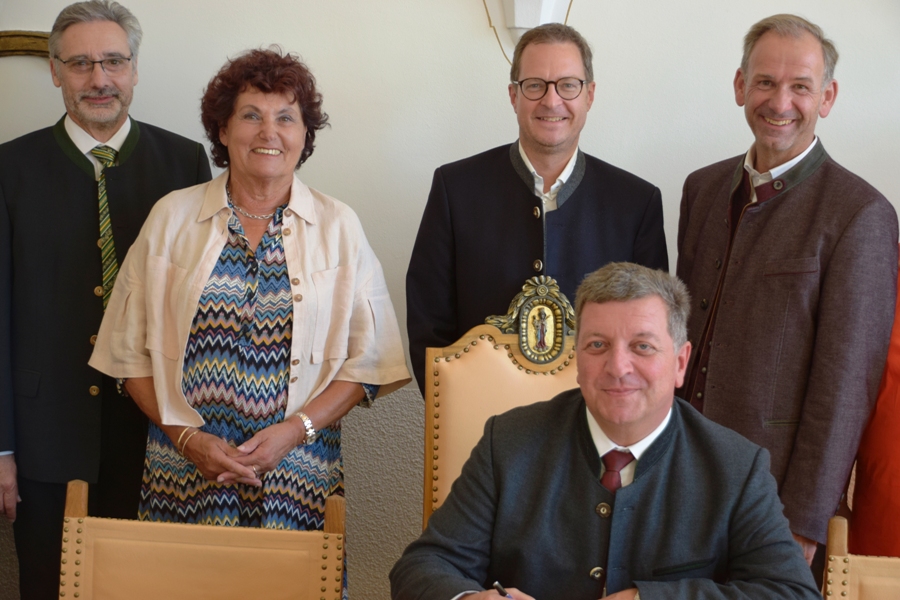 02-09-2022-Staatsministern-Bernreiter-Foto-Stadt-Altoetting-800x600