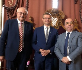 Erster Bürgermeister Hofauer wird Vizepräsident der Arbeitsgemeinschaft der Europapreisträgerstädte Erster Bürgermeister Hofauer wird Vizepräsident der Arbeitsgemeinschaft der Europapreisträgerstädte