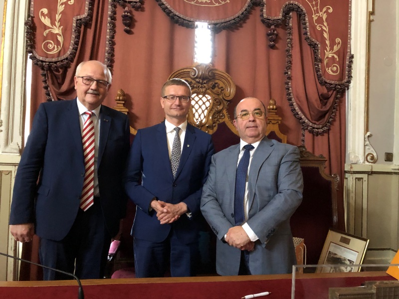 Erster Bürgermeister Hofauer wird Vizepräsident der Arbeitsgemeinschaft der Europapreisträgerstädte Erster Bürgermeister Hofauer wird Vizepräsident der Arbeitsgemeinschaft der Europapreisträgerstädte