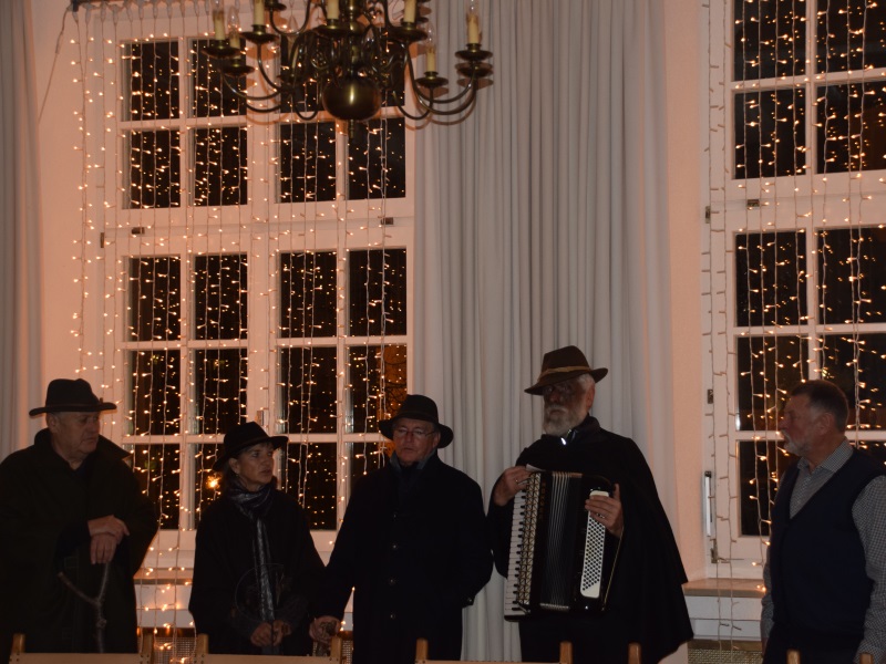 Klopfersingen im Rathaus Altötting, Foto: Stadt Die Klopfersinger im Sitzungssaal des Rathauses Altötting mit Zweitem Bürgermeister Sellner