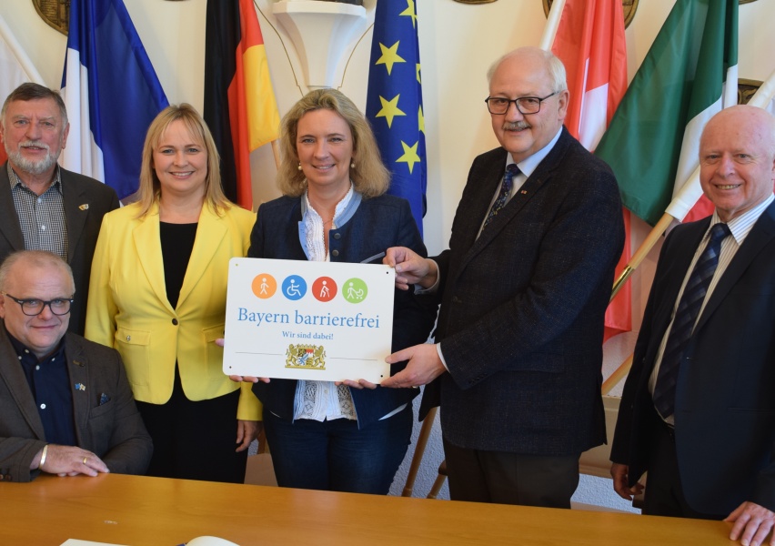 v. links: Michael Schoßböck, Behindertenbeauftragter der Kreisstadt Altötting, Zweiter Bürgermeister Wolfgang Sellner, Bezirksrätin Gisela Kriegl, Staatsministerin Kerstin Schreyer, Erster Bürgermeister Herbert Hofauer, Landrat-Stellvertreter und Dritter Bürgermeister Konrad Heuwieser
(Foto: Stadt Altötting)
v. links: Michael Schoßböck, Behindertenbeauftragter der Kreisstadt Altötting, Zweiter Bürgermeister Wolfgang Sellner, Bezirksrätin Gisela Kriegl, Staatsministerin Kerstin Schreyer, Erster Bürgermeister Herbert Hofauer, Landrat-Stellvertreter und Dritter Bürgermeister Konrad Heuwieser
(Foto: Stadt Altötting)
