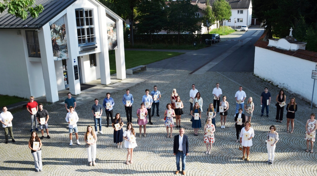 11-08-2021-Schuelerehrung-August-2021-Foto-Stadt-Altoetting-800x600