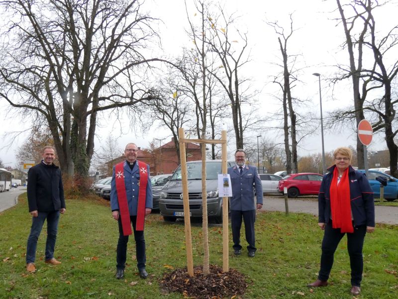 v. links: Erster Bürgermeister Stephan Antwerpen, Diözesanseelsorger Stadtpfarrer Johannes B. Trum segnete den Baum im Beisein von Diözesangeschäftsführer Rainer F. Breinbauer sowie der Altöttinger Dienststellenleiterin der Malteser Elvira Dittler.
(Foto: Krenn, Malteser)
v. links: Erster Bürgermeister Stephan Antwerpen, Diözesanseelsorger Stadtpfarrer Johannes B. Trum segnete den Baum im Beisein von Diözesangeschäftsführer Rainer F. Breinbauer sowie der Altöttinger Dienststellenleiterin der Malteser Elvira Dittler.
(Foto: Krenn, Malteser)