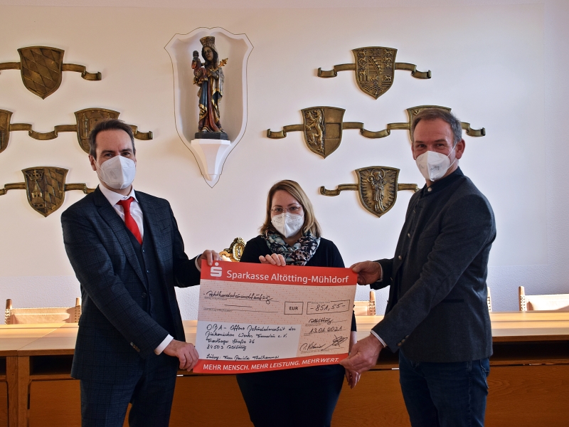 v. links: Markus Putz, Vorstandsvorsitzender der Sparkasse Altötting-Mühldorf, Daniela Thalhammer, Leiterin der Offenen Behindertenarbeit des Diakonischen Werks Traunstein e. V. zusammen mit Herrn Ersten Bürgermeister Stephan Antwerpen. v. links: Markus Putz, Vorstandsvorsitzender der Sparkasse Altötting-Mühldorf, Daniela Thalhammer, Leiterin der Offenen Behindertenarbeit des Diakonischen Werks Traunstein e. V. zusammen mit Herrn Ersten Bürgermeister Stephan Antwerpen.