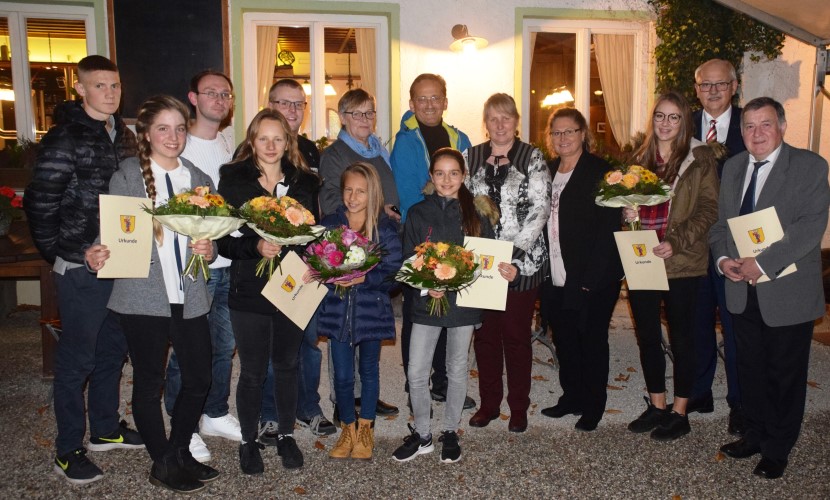 Bürgerversammlung Altötting, das Bild zeigt die geehrten Sportler