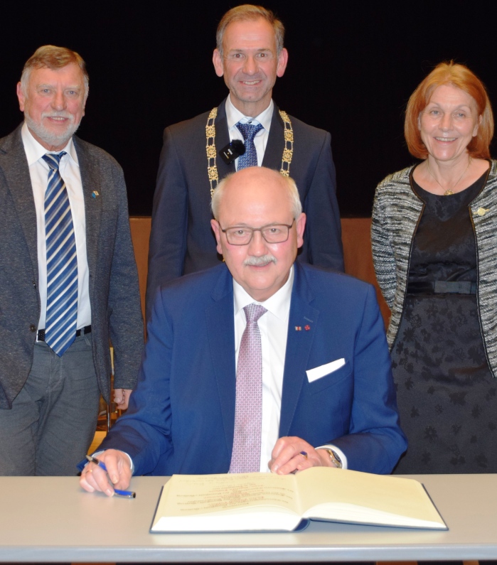 16-11-2021-Ehrungsveranstaltung-Hofauer-Geli-Sellner-Wolfgang-Hofauer-Herbert-Foto-Stadt-Altoetting-600x800