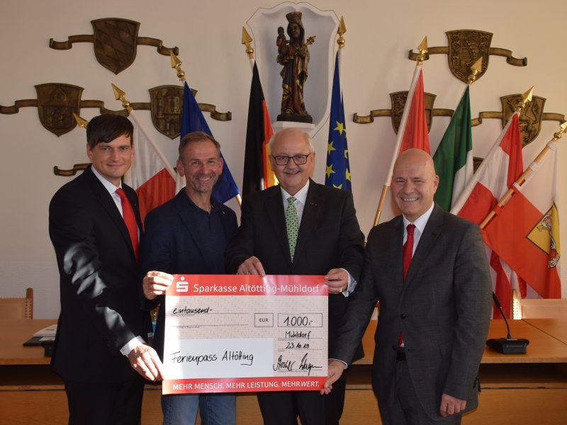 Ferienpass Altötting; Scheckübergabe der Sparkasse Altötting, Foto: Stadt