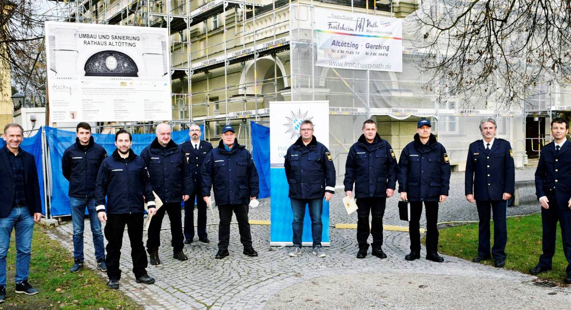 24-11-2021-Sicherheitswacht-Foto-Stadt-Altoetting-800x600 24-11-2021-Sicherheitswacht-Foto-Stadt-Altoetting-800x600