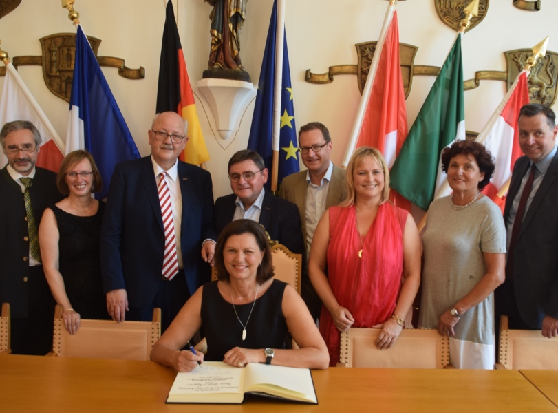 Landtagspräsidentin Ilse Aigner beim Eintrag in das Goldene Buch der Stadt Altötting anlässlich der Klostermarkteröffnung, Foto: Stadt