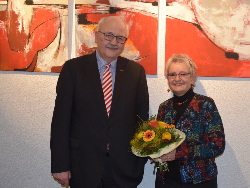 Erster Bürgermeister Herbert Hofauer zusammen mit der Künstlerin Astrid Haas vor deren Werke im Foyer des Altöttinger Rathauses. Erster Bürgermeister Herbert Hofauer zusammen mit der Künstlerin Astrid Haas vor deren Werke im Foyer des Altöttinger Rathauses.