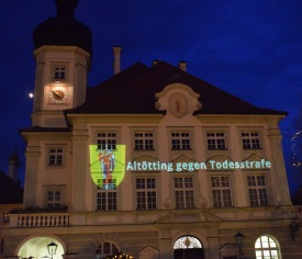 Städte gegen die Todesstrafe, Altötting beteiligt sich am Aktionstag, Foto: Stadt Altötting Städte gegen die Todesstrafe, Altötting beteiligt sich am Aktionstag und projiziert Schriftzug an die Fassade des Rathauses,, Foto: Stadt Altötting