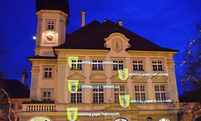 Städte gegen die Todesstrafe, Altötting beteiligt sich an internationalen Aktionstag, Schriftzug Altötting gegen die Todesstrafe projiziert an das Rathaus,, Foto: Stadt Altötting