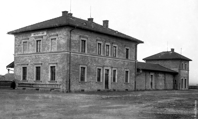 Altöttinger Bahnhof, historische Aufnahme, Foto: Strauss