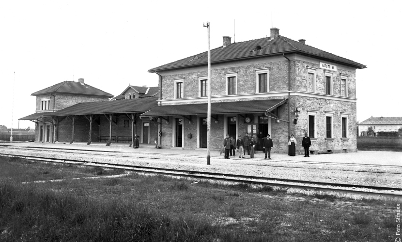 Altöttinger Bahnhof von Süden aufgenommen, historische Aufnahme, Foto: Strauss