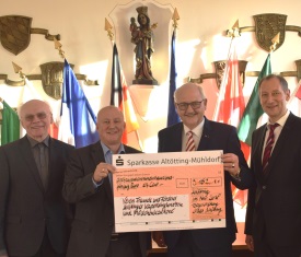 Bürgerstiftung der Stadt Altötting, Übergabe des Schecks, Foto: Stadt Übergabe eines Spendenschecks aus der Bürgerstiftung, Stadt Altötting an den Förderverein der Kapellsingknaben und Mädchenkantorei