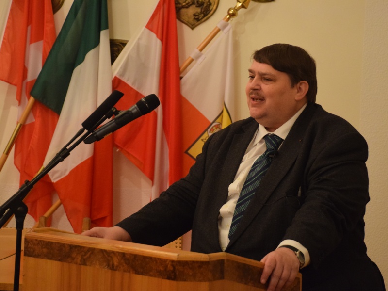 Bernd Posselt bei seiner Buchpräsentation im Sitzungssaal.