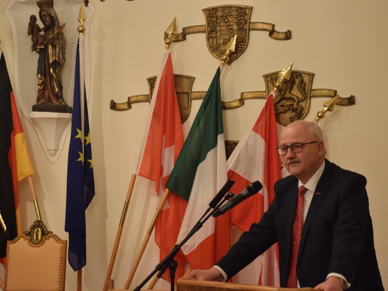 Bürgermeister Hofauer bei der Buchpräsentation von Bernd Posselt. 
