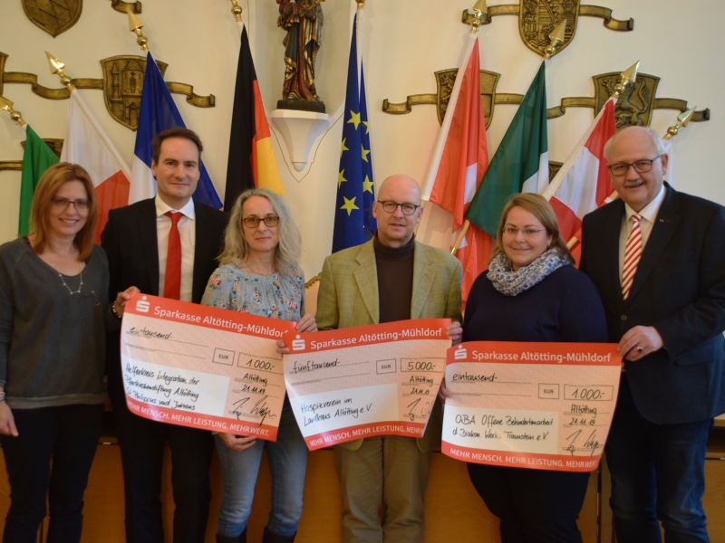 Bürgerstiftung Stadt Altötting, Bürgermeister Hofauer und Vorstandsvorsitzender der Sparkasse überreichen die Spendenschecks