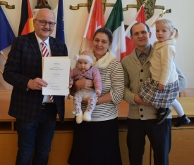 Ehrenpatenschaft, Bundespräsident, Stadt Altötting, Familie Esmaier, Foto Stadt Die Familie Esmaier zeigt zusammen mit Erstem Bürgermeister die Urkunde.