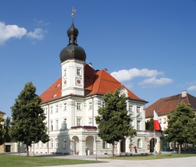 Hier sehen Sie das Altöttinger Rathaus.