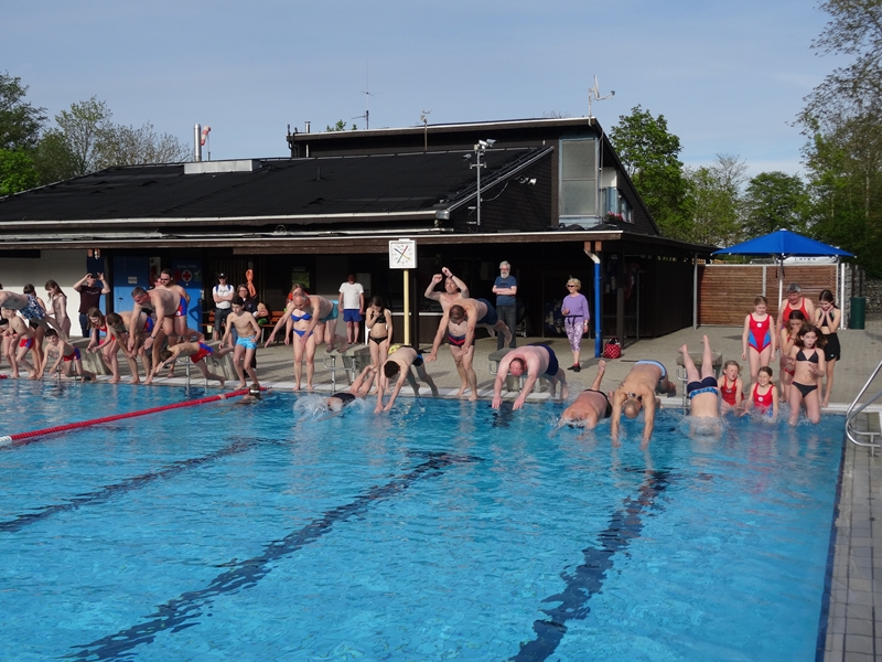 Stadt Altötting, Anschwimmen Freibad 2023, Foto: Mario Ziesler 