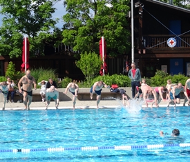Stadt Altötting, Anschwimmen Freibad 2025, Foto: Mario Ziesler 