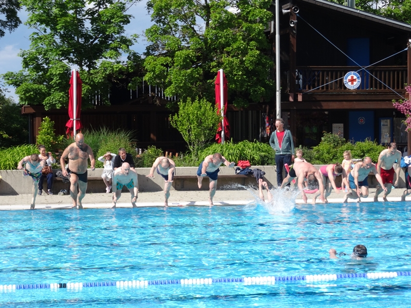 Stadt Altötting, Anschwimmen Freibad 2025, Foto: Mario Ziesler