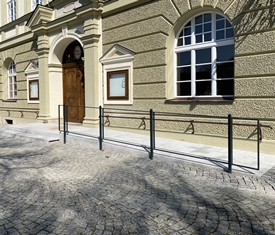 Stadt Altötting, Auffahrrampe am Haupteingang des Rathauses, Foto: Stadt Altötting Stadt Altötting, Auffahrrampe am Haupteingang des Rathauses, Foto: Stadt Altötting