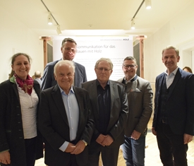 Stadt Altötting, Gruppenbild Ausstellungseröffnung HOLZ.BAU.ARCHITEKTUR, Foto: Stadt Altötting