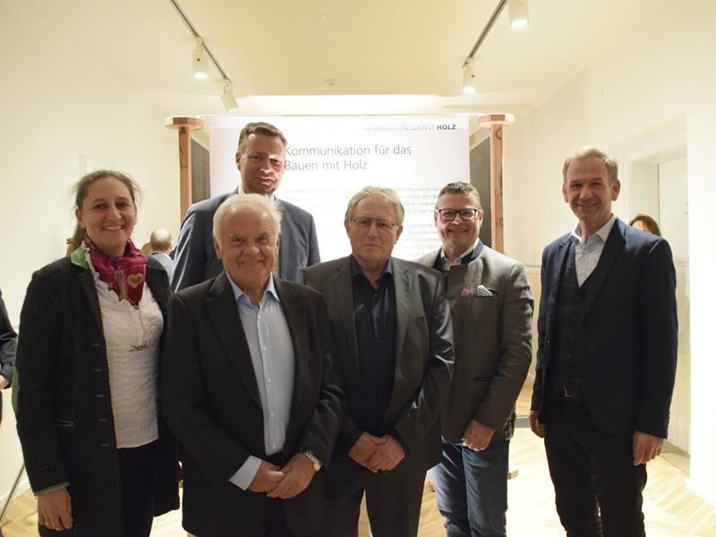 Stadt Altötting, Gruppenbild Ausstellungseröffnung HOLZ.BAU.ARCHITEKTUR, Foto: Stadt Altötting