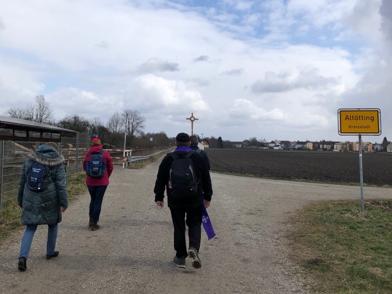 Die Delegation des Bayerischen Pilgerverbandes pilgert nach Altötting.