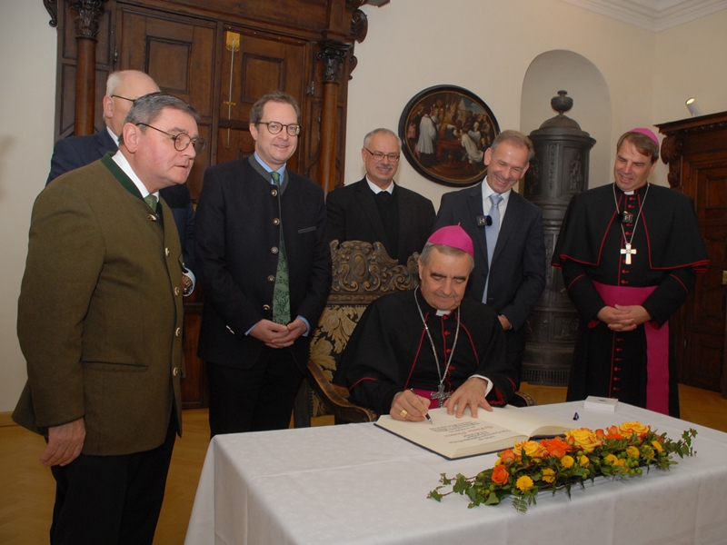 Nuntius Dr. Nikola Eterović (vorne) trug sich in das Goldene Buch der Stadt Altötting ein. Foto: Hölzlwimmer