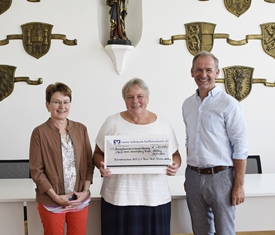 Stadt Altötting, Betriebskostenzuschuss, Maria-Ward-Schulstiftung, 2025, Übergabe Spendenscheck, Foto: Stadtverwaltung