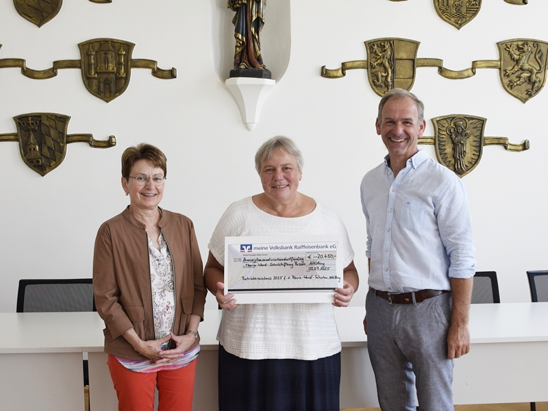 Stadt Altötting, Betriebskostenzuschuss, Maria-Ward-Schulstiftung, 2025, Übergabe Spendenscheck, Foto: Stadtverwaltung