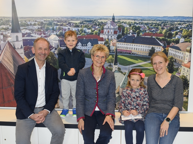 Stadt Altötting, Bonuspaket, Übergabe Gutscheine April 2025, Foto: Stadt Altötting