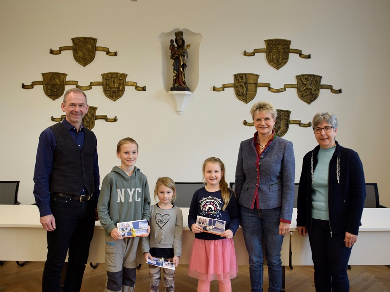 Stadt Altötting, Übergabe Gutscheine Abschluss Bonuspaket, Januar 2024, Foto: Stadt Altötting 