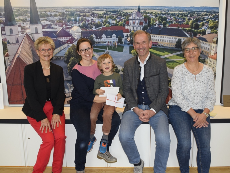 Stadt Altötting, Bonuspaket, Übergabe Gutscheine März 2025, Foto: Stadt Altötting