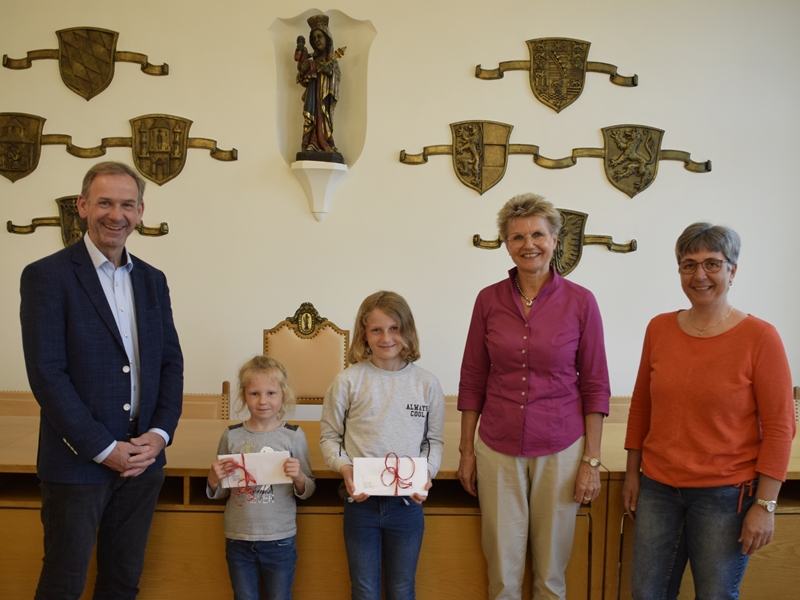 Stadt Altötting, Bonuspaket, Übergabe Gutscheine Mai 2023, Foto: Stadt Altötting Stadt Altötting, Bonuspaket, Übergabe Gutscheine Mai 2023, Foto: Stadt Altötting